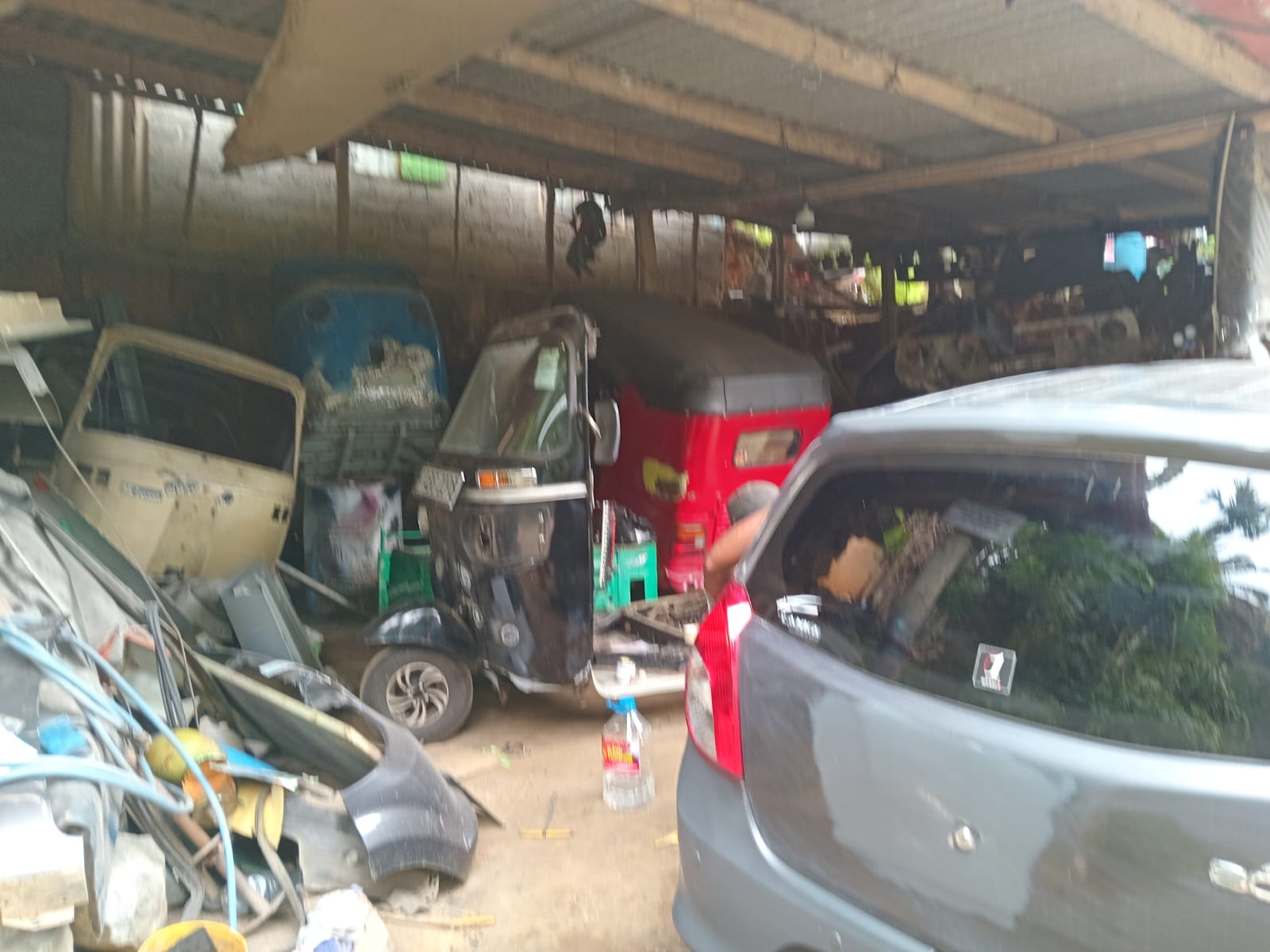 "ඉන්දික මෝටර්ස්"