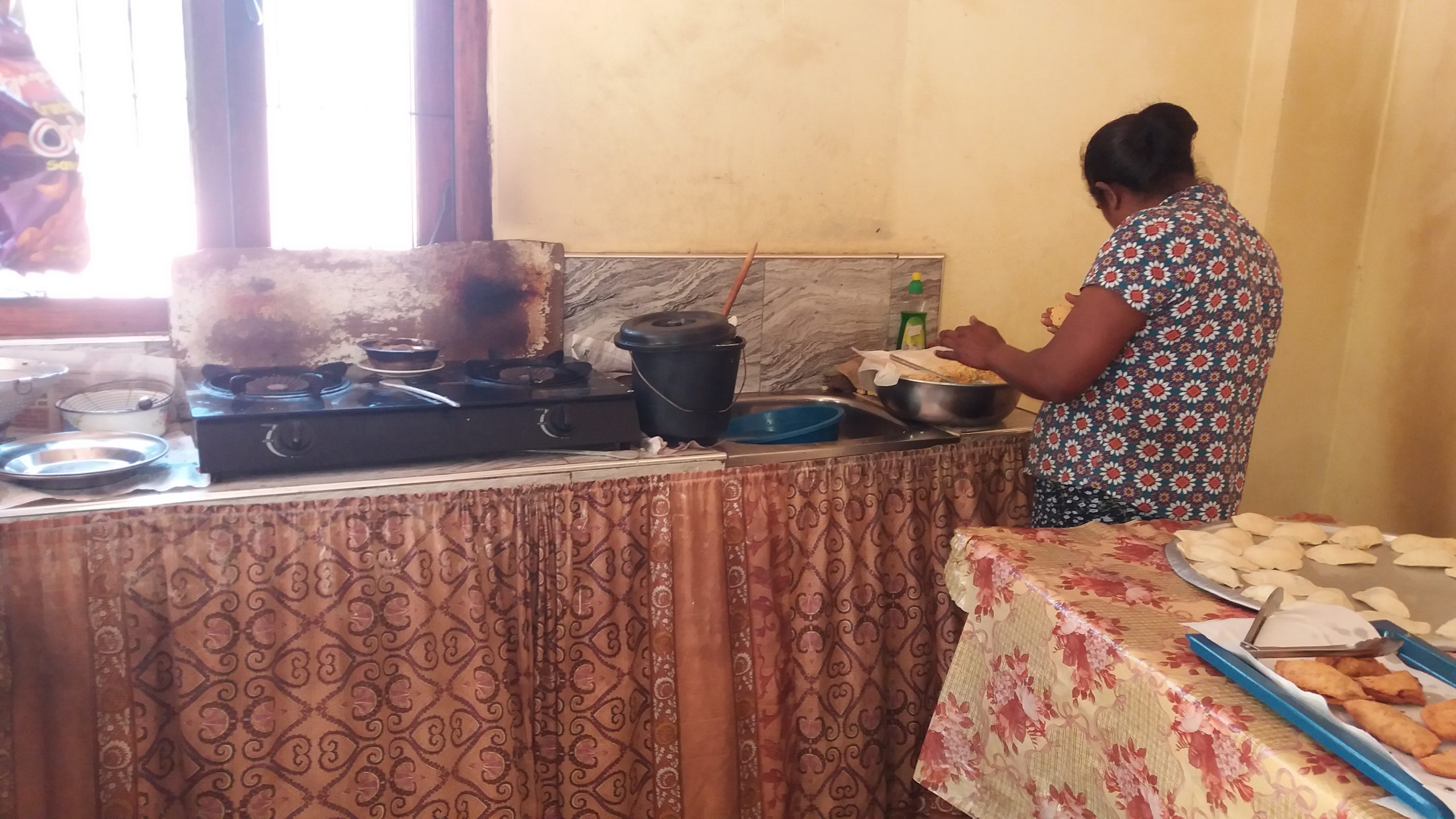 වරුණ තේ පැන් හල