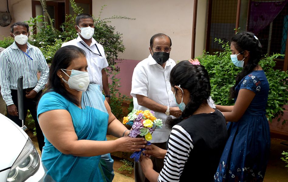 කොවිඩ් 19 වසංගතයේ තුන්වෙනි රැල්ලෙන් බලපෑමකට ලක් වූ වැඩිහිටි නිවාස, ළමා නිවාස වලට සහන මල්ල ලබාදීමේ වැඩසටහන