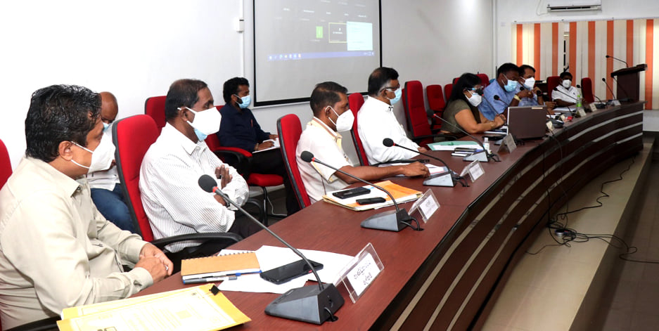 කොවිඩ් – 19 වෛරසයෙන් බදුල්ල දිස්ත්‍රික්කයේ ජනතාව ආරක්ෂා කර ගැනීම හා ව්‍යාප්තිය පාලනය සම්බන්ධයෙන් අවශ්‍ය ක්‍රියාමාර්ග ගැනීම සඳහා දිස්ත්‍රික් කොවිඩ් මර්ධන කමිටු රැස්වීම