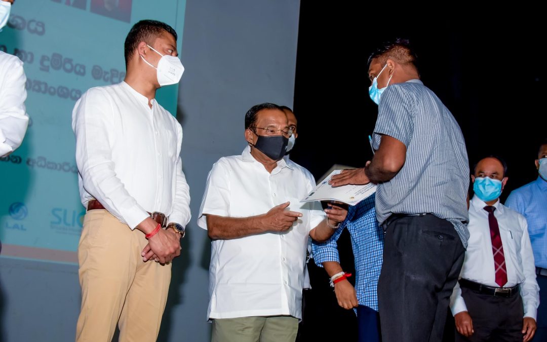 ඌව පළාතේ පෞද්ගලික බස් රථ ධාවකයින් වෙත සහන වවුචර්පත් ප්‍රධානය කිරීමේ උත්සවය