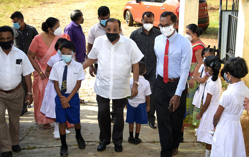 කොවිඩ් වසංගත තත්ත්වය හේතුවෙන් වසා දමා තිබූ පාසල් පළාත් ආණ්ඩුකාරවරුන්ගේ තීරණය මත අද (21) දින ආරම්භ කළේය.