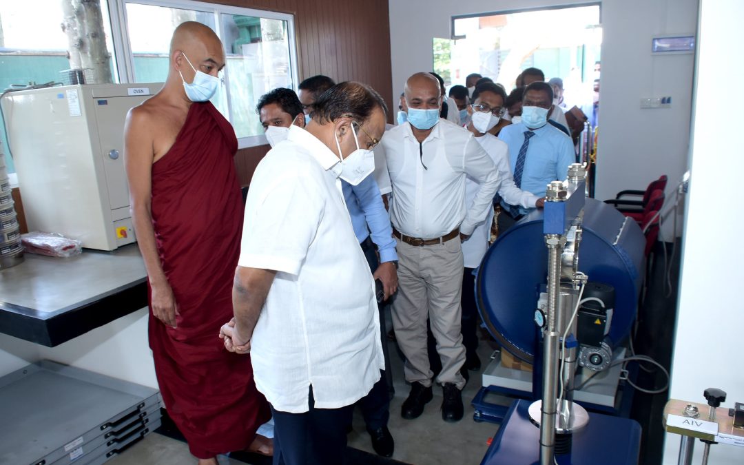 ඌව පළාත් පාලන දෙපාර්තමේන්තු කාර්යාල පරිශ්‍රයේදී ස්ථාපිත කරන ලද ප්‍රමිති තත්ත්ව පාලන රසායනාගාරය විවෘත කරන ලදී.