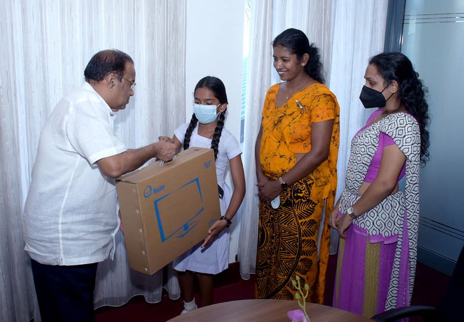 අඩු පහසුකම් සහිත පාසල් සඳහා පරිගණක උපකරණ ලබාදීමේ සංකේතාත්මක උත්සවය