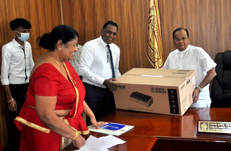 ඌව පළාත් අධ්‍යාපන කලාප කාර්යාලවලට මුද්‍රණ යන්ත්‍ර බෙදා දීමේ වැඩසටහන