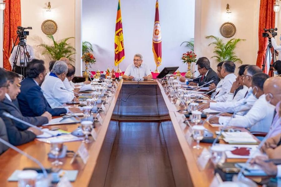 නිවසේ සිට රාජකාරී සිදු කිරීම මෙන්ම සියලු රාජ්‍ය සේවාවන් දිස්ත්‍රික් හා ප්‍රාදේශීය මට්ටමින් විමධ්‍යගත කිරීම ….