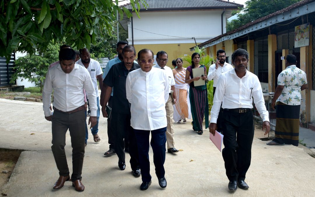 පාසලේ පවතින ගුරු හිඟය සහ පාසල පරිහානියට පත්වීම වළක්වා ගැනීම