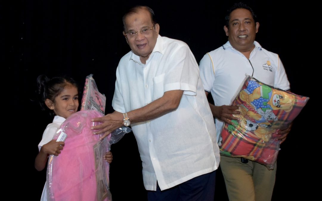 අඩු ආදායම්ලාභි පවුල් වල දරුවන් 2000කට රුපියල් කෝටි දෙකක් වටිනා පාසල් උපකරණ