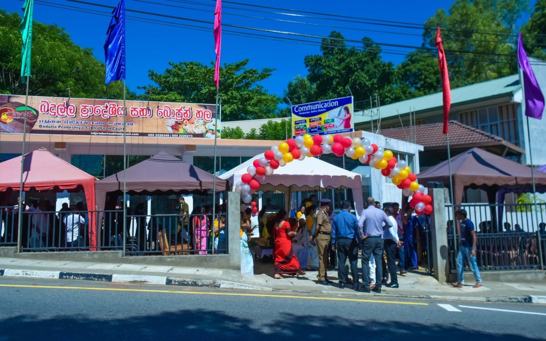 බදුල්ල පස්සර ප්‍රධාන මාර්ගයේ ඌව වෙල්ලස්ස විශ්ව විද්‍යාලයේ යාබදව ඉදිකළ බදුල්ල ප්‍රාදේශීය සභාවට අයත් හෙළ බොජුන් හල හා බහු සන්නිවේදන මධ්‍යස්ථානය ජනතා අයිතියට