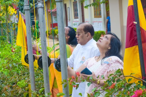 පාසල් සිසු සිසුවියන්ට නොමිලේ පාසල් පෙළ පොත් හා පාසල් නිල ඇඳුම් රෙදි බෙදාදීමේ ජාතික වැඩසටහන