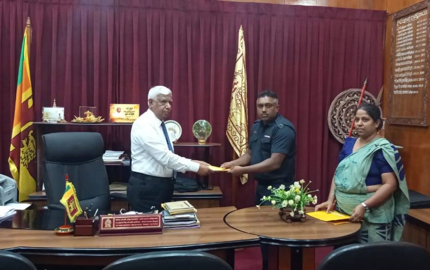 ගිනි නිවීම් සේවා ඒකක සඳහා සුදුසුකම් සම්පූර්ණ කළ නිලධාරින් වෙත උසස් වීම් ලබා දීම